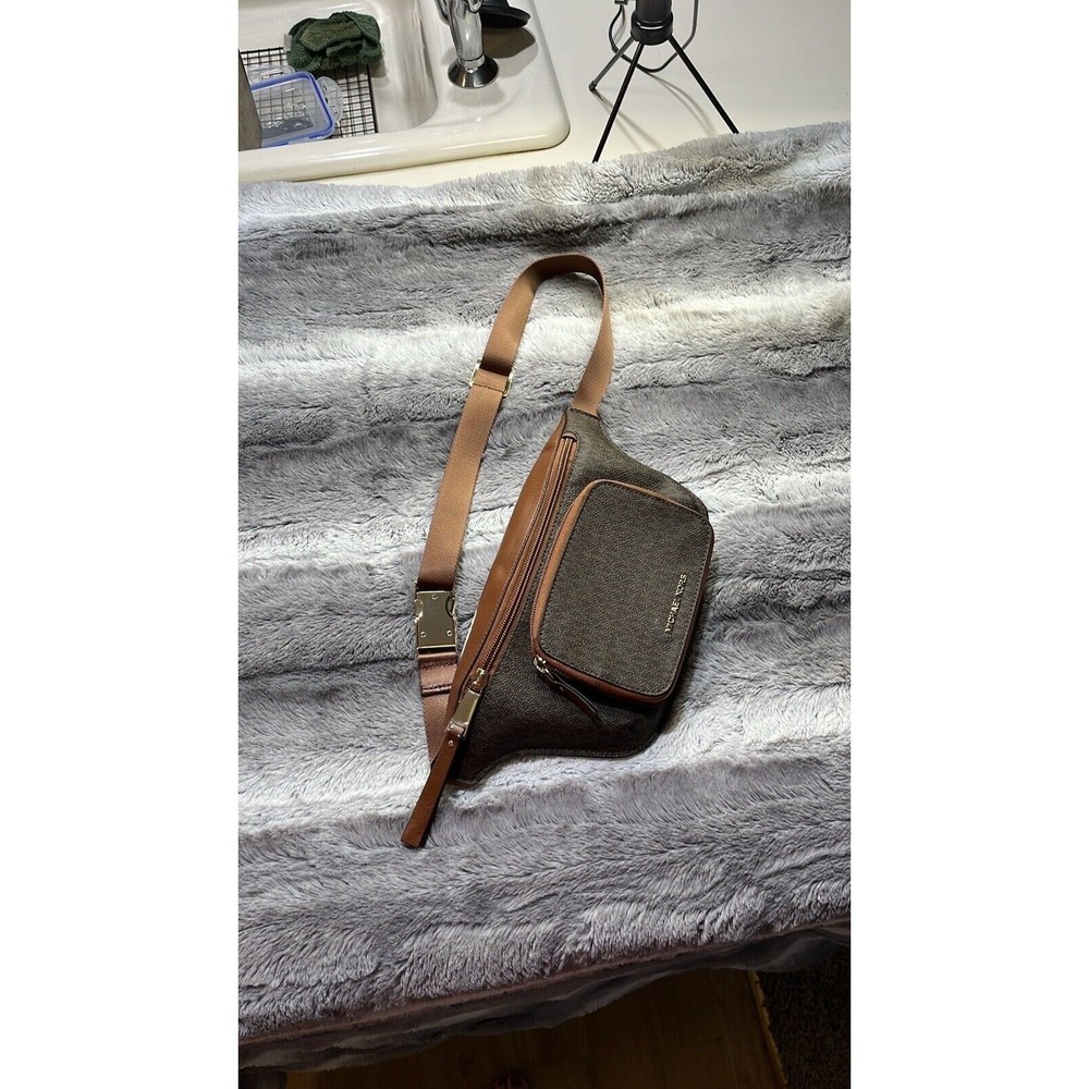 ✨ Over the shoulder Michael Kors Bag ✨